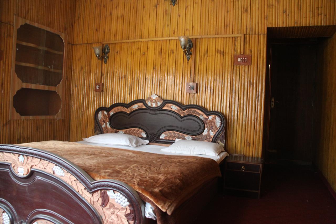 Butterfly Hotel Srinagar  Bagian luar foto