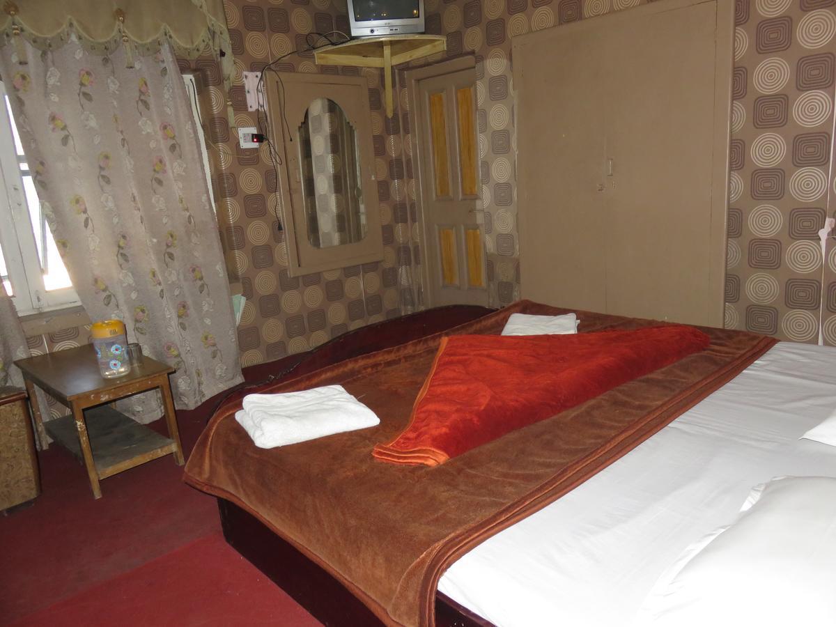 Butterfly Hotel Srinagar  Bagian luar foto
