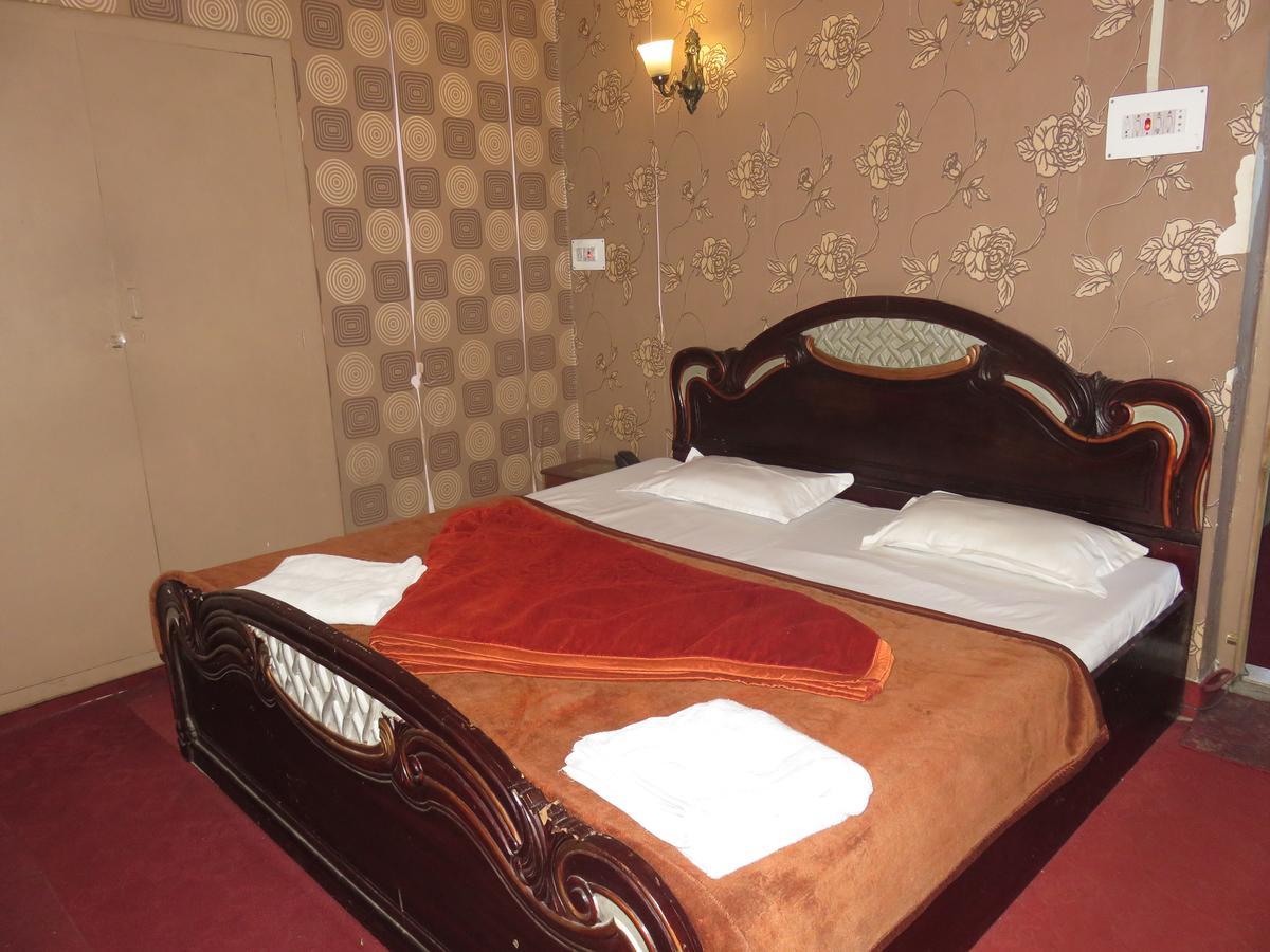 Butterfly Hotel Srinagar  Bagian luar foto